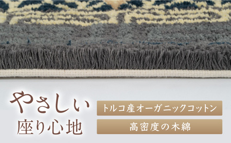 【手刺繍】牡丹唐草七宝縁二重雷文（灰白地墨） 約90×180cm / 伝統工芸品 / 株式会社鍋島緞通吉島家 [41AAAM059]