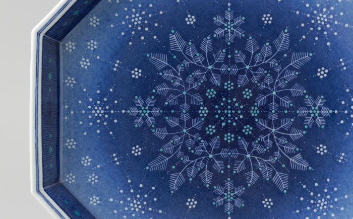 【有田焼】人間国宝十四代目今泉今右衛門作 色絵吹墨墨はじき雪文額皿 （八角皿） / 佐賀県 / 今右衛門焼佐賀店有銘堂 [41AAAY001]