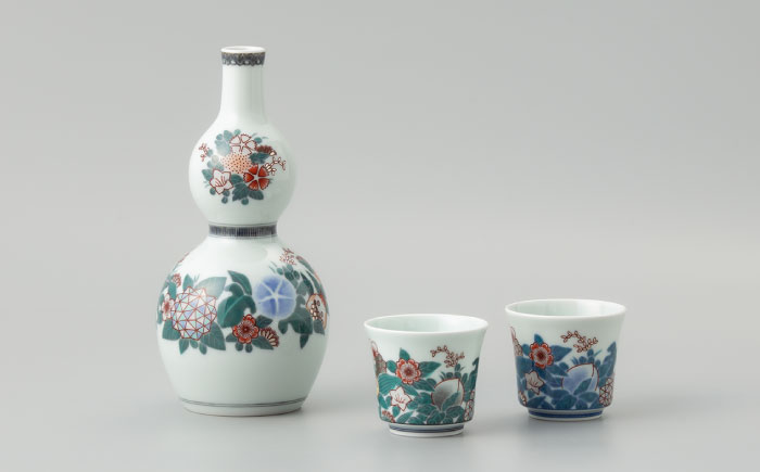 【有田焼】人間国宝十四代目今泉今右衛門作 色絵墨色・藍色墨はじき四季花文酒器セット / 佐賀県 / 今右衛門焼佐賀店有銘堂 [41AAAY003]