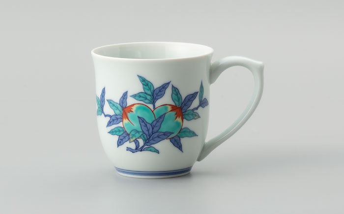 【有田焼】重要無形文化財 マグカップ  桃絵  / 佐賀県 / 今右衛門焼佐賀店有銘堂 [41AAAY015]