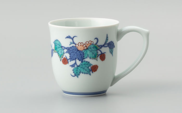 【有田焼】重要無形文化財 マグカップ  苺絵  / 佐賀県 / 今右衛門焼佐賀店有銘堂 [41AAAY018]