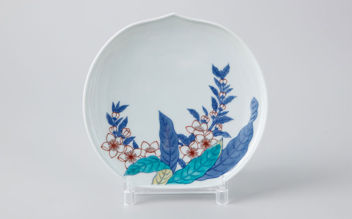 【有田焼】重要無形文化財 色鍋島桃文皿 / 佐賀県 / 今右衛門焼佐賀店有銘堂 [41AAAY019]