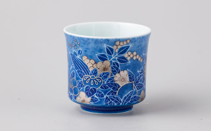 【有田焼】人間国宝十四代目今泉今右衛門作 色絵吹墨墨はじき四季花文ぐい呑  / 人間国宝十四代目今泉今右衛門作  / 佐賀県 / 今右衛門焼佐賀店有銘堂 [41AAAY022]