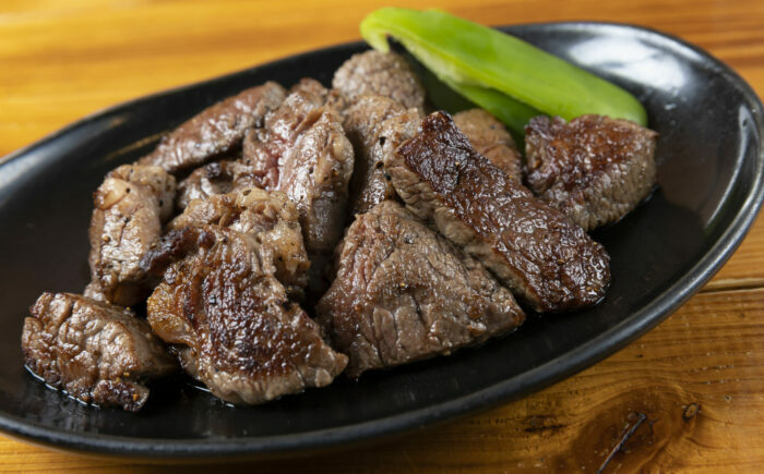 【訳あり】味付き佐賀牛サイコロステーキ 200g 上場亭秘伝のスパイス付 / 簡単調理 加工肉 / 佐賀県 / 上場食肉 [41AOCS047]