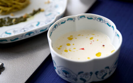 【有田焼】【其泉】ゆいからくさ 四つ葉形 ボウル 花浅葱 ペア / 食器 / 佐賀県 / 株式会社賞美堂本店 [41APAQ018]