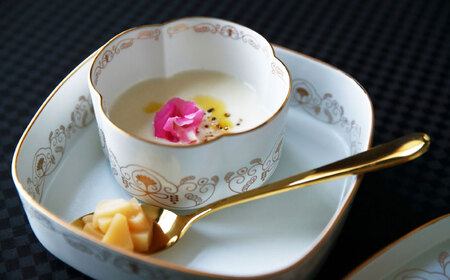 【有田焼】【其泉】ゆいからくさ 四つ葉形 ボウル 金 ペア / 食器 / 佐賀県 / 株式会社賞美堂本店 [41APAQ029]