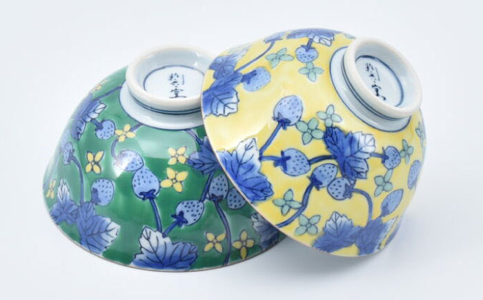 【ロマ佐賀】【有田焼】濃いちご飯碗  大小ペア / 食器 / 佐賀県 / 株式会社まるぶん [41APCD063]