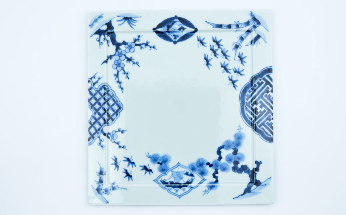 【ロマ佐賀】【有田焼】古染松竹梅スクエアディナープレート 約28cm / 食器 / 佐賀県 / 株式会社まるぶん [41APCD066]