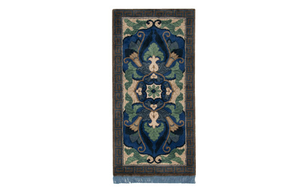 【手織】兜唐花紗綾形地縁雷文（中藍地灰地茶） 約95×191cm / 伝統工芸品 / 株式会社鍋島緞通吉島家 [41AAAM019]