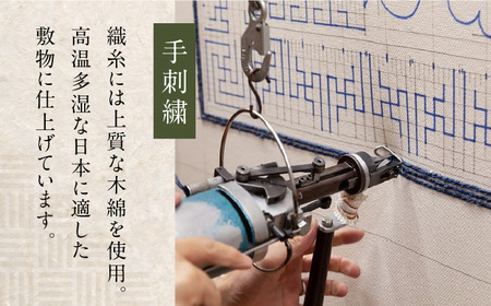 【手刺繍】向い蟹（淡灰地） 約60×90cm / 伝統工芸品 / 株式会社鍋島緞通吉島家 [41AAAM023]