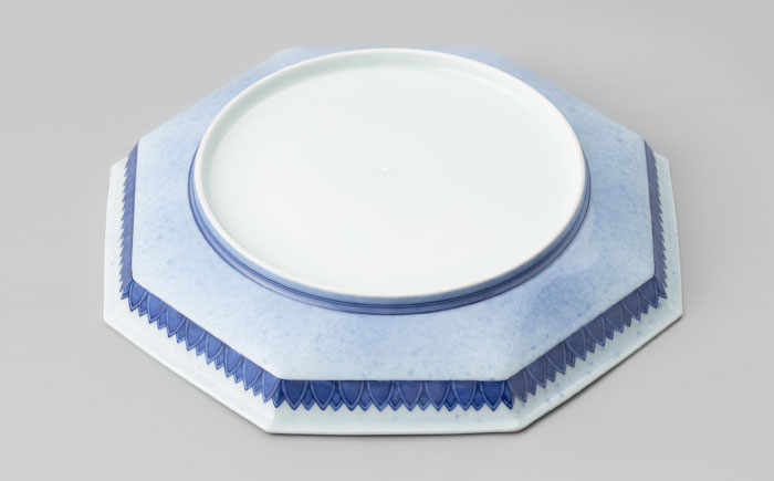 【有田焼】人間国宝十四代目今泉今右衛門作 色絵吹墨墨はじき雪文額皿 （八角皿） / 佐賀県 / 今右衛門焼佐賀店有銘堂 [41AAAY001]