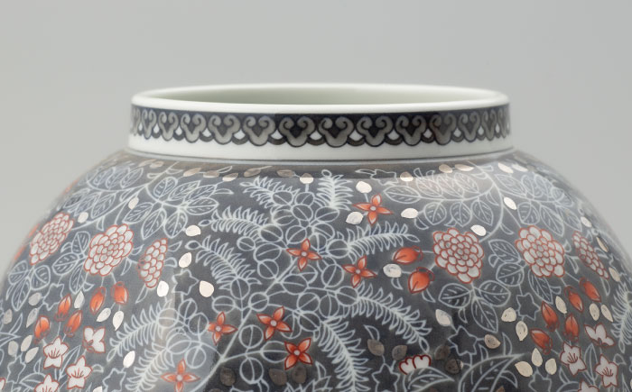 【有田焼】人間国宝十四代目今泉今右衛門作 色絵薄墨墨はじき草花更紗文花瓶 / 佐賀県 / 今右衛門焼佐賀店有銘堂 [41AAAY002]