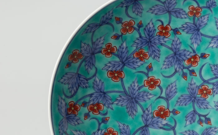 【有田焼】重要無形文化財 色鍋島草花更紗文高台皿 / 佐賀県 / 今右衛門焼佐賀店有銘堂 [41AAAY004]