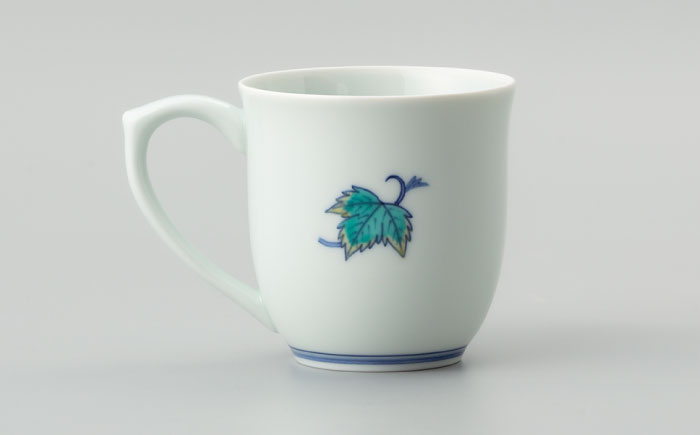 【有田焼】重要無形文化財 マグカップ  苺絵  / 佐賀県 / 今右衛門焼佐賀店有銘堂 [41AAAY018]