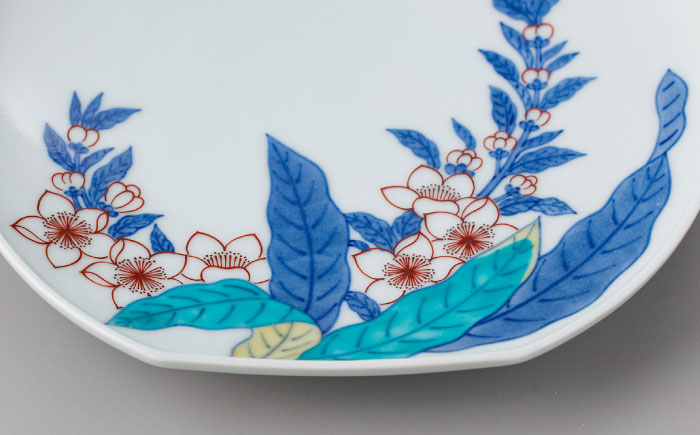 【有田焼】重要無形文化財 色鍋島桃文皿 / 佐賀県 / 今右衛門焼佐賀店有銘堂 [41AAAY019]