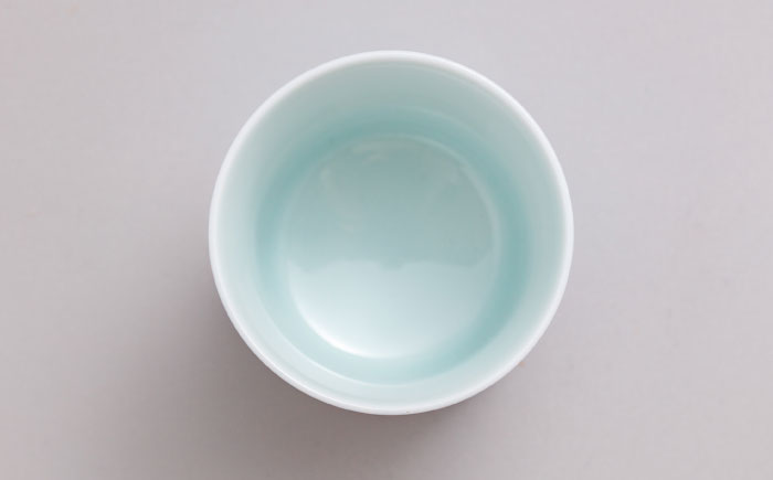 【有田焼】人間国宝十四代目今泉今右衛門作 色絵吹墨墨はじき四季花文ぐい呑  / 人間国宝十四代目今泉今右衛門作  / 佐賀県 / 今右衛門焼佐賀店有銘堂 [41AAAY022]