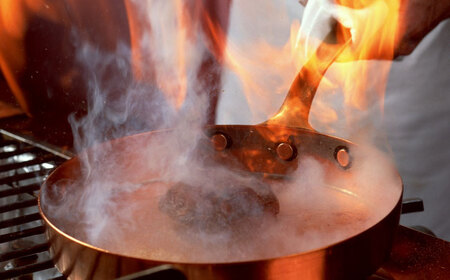 佐賀牛と若楠三元豚のハンバーグ 食べ比べセット 計8個（各4個×2種） / 佐賀県 / 株式会社ナチュラルフーズ [41AFAB008]