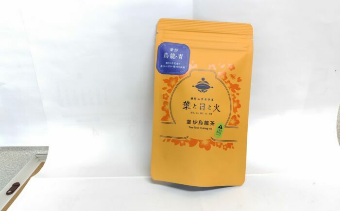 伝統の釜炒り製法の嬉野茶！「葉と日と火」 釜炒烏龍茶 2種（赤/青）飲み比べセット（ティーバッグ） / お茶 / 佐賀県 / 株式会社テンフィールド [41AIAC012]