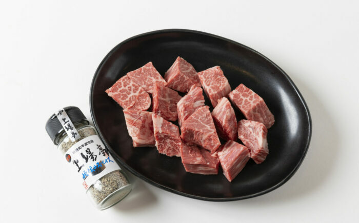 【訳あり】味付き佐賀牛サイコロステーキ 200g 上場亭秘伝のスパイス付 / 簡単調理 加工肉 / 佐賀県 / 上場食肉 [41AOCS047]