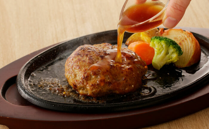 生ハンバーグ 計700g（140g×5個入）特製ソース付 / 簡単調理 加工肉 / 佐賀県 / マルフクフーズ [41AOCS066]