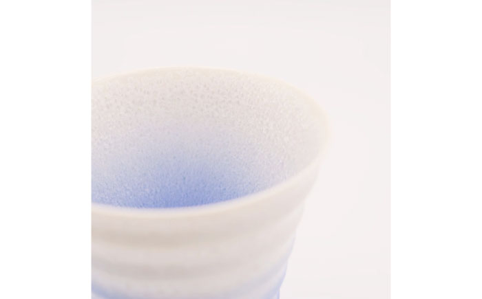 【有田焼】【真右エ門窯】藍染水滴フリーカップ（段付杯）桐箱入 / 酒器 / 佐賀県 / 株式会社深海三龍堂 [41APAD034]