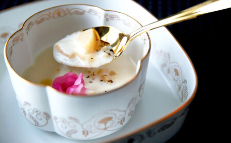 【有田焼】【其泉】ゆいからくさ 四つ葉形 ボウル 金 ペア / 食器 / 佐賀県 / 株式会社賞美堂本店 [41APAQ029]