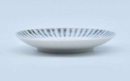 【ロマ佐賀】【有田焼】染付十草 豆皿（丸三寸）径約10cm  / 食器 / 佐賀県 / 株式会社まるぶん [41APCD045]