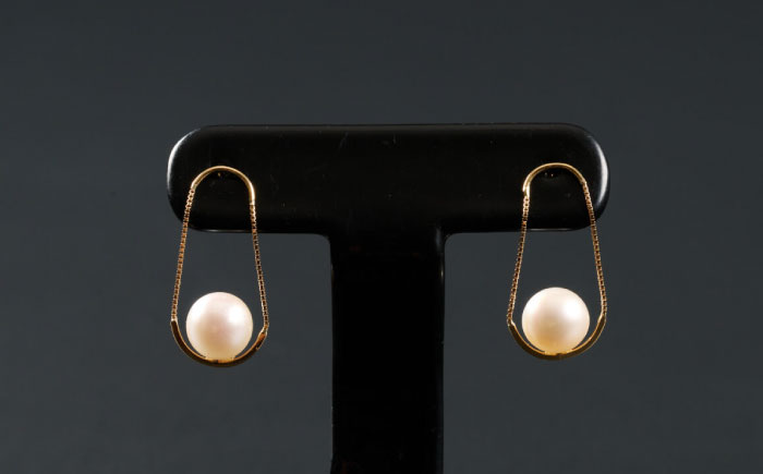 ちょっと揺れが素敵！艶々7.5mm アコヤ真珠デザインピアス（ケース付き） / アクセサリー / 佐賀県 [41AAAA020]