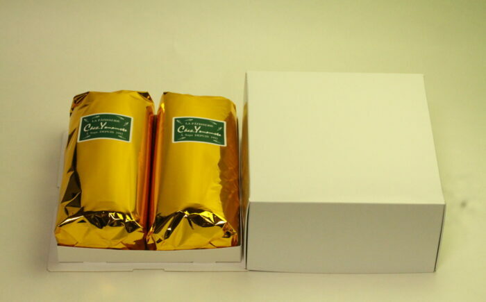 至高の抹茶ロールケーキ 2本入り / スイーツ / 佐賀県 / シェ・ヤマモト [41AAAE003]