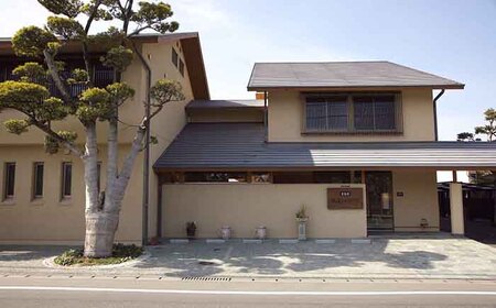 【手織】蟹牡丹紗綾形地と蝶文縁二重雷文（灰地青） 約200×200cm / 伝統工芸品 / 株式会社鍋島緞通吉島家 [41AAAM008]