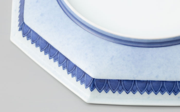 【有田焼】人間国宝十四代目今泉今右衛門作 色絵吹墨墨はじき雪文額皿 （八角皿） / 佐賀県 / 今右衛門焼佐賀店有銘堂 [41AAAY001]