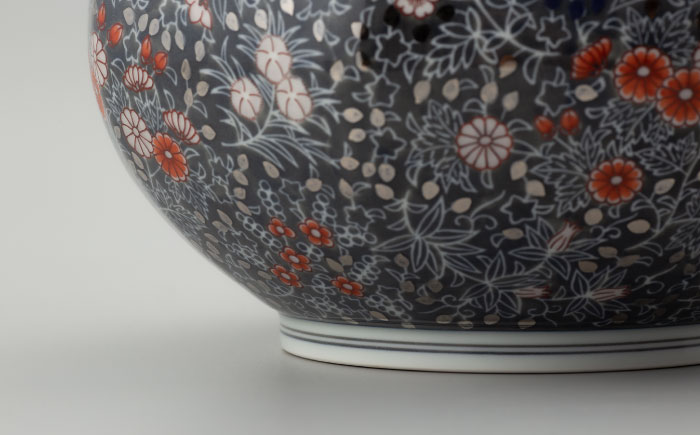 【有田焼】人間国宝十四代目今泉今右衛門作 色絵薄墨墨はじき草花更紗文花瓶 / 佐賀県 / 今右衛門焼佐賀店有銘堂 [41AAAY002]