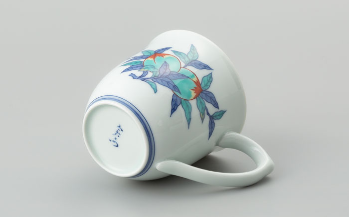 【有田焼】重要無形文化財 マグカップ  桃絵  / 佐賀県 / 今右衛門焼佐賀店有銘堂 [41AAAY015]