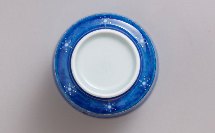 【有田焼】人間国宝十四代目今泉今右衛門作 色絵吹墨墨はじき四季花文ぐい呑  / 人間国宝十四代目今泉今右衛門作  / 佐賀県 / 今右衛門焼佐賀店有銘堂 [41AAAY022]