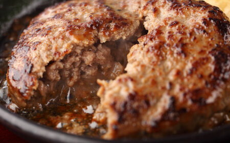 佐賀牛と若楠三元豚のハンバーグ 食べ比べセット 計8個（各4個×2種） / 佐賀県 / 株式会社ナチュラルフーズ [41AFAB008]