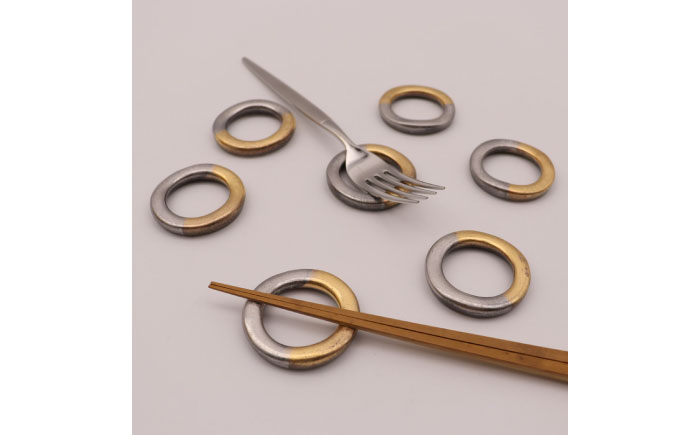 【有田焼】白マット輪花桔梗渕6.5寸皿＋丸リング箸置き（各2点セット） / 食器 / 佐賀県 / 株式会社深海三龍堂 [41APAD026]