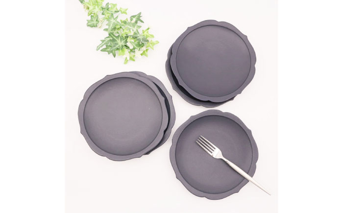 【有田焼】黒マット輪花桔梗渕6.5寸皿＋角リング箸置き（各2点セット） / 食器 / 佐賀県 / 株式会社深海三龍堂 [41APAD027]