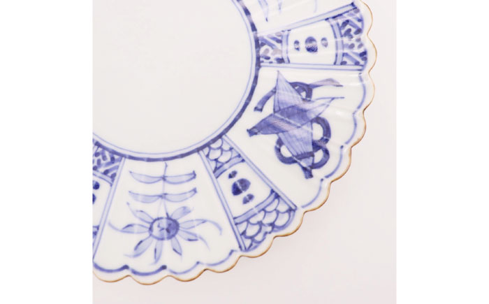 【有田焼】染付芙蓉手菊型6寸皿（2点セット） / 食器 / 佐賀県 / 株式会社深海三龍堂 [41APAD030]