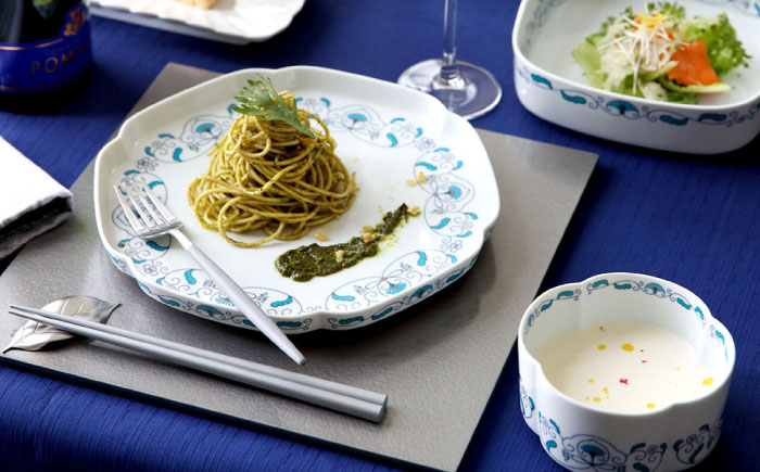 【有田焼】【其泉】ゆいからくさ 24.5cm プレート 花浅葱 ペア / 食器 / 佐賀県 / 株式会社賞美堂本店 [41APAQ026]