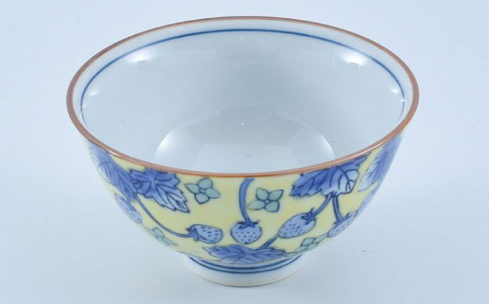 【ロマ佐賀】【有田焼】濃いちご飯碗  大小ペア / 食器 / 佐賀県 / 株式会社まるぶん [41APCD063]