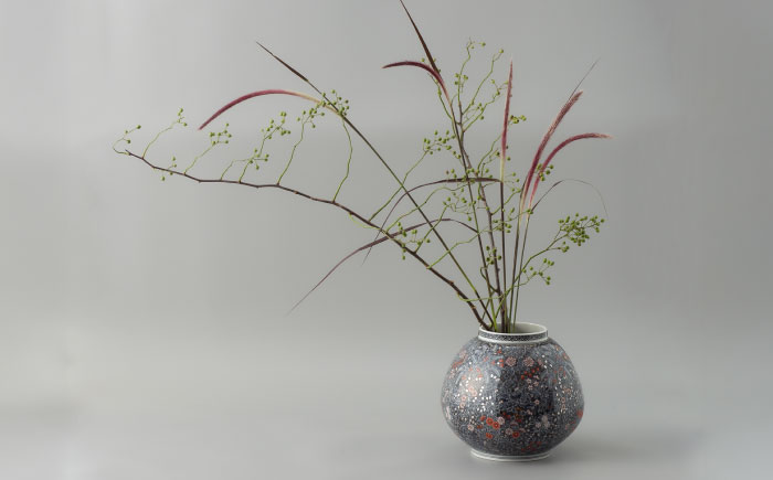 【有田焼】人間国宝十四代目今泉今右衛門作 色絵薄墨墨はじき草花更紗文花瓶 / 佐賀県 / 今右衛門焼佐賀店有銘堂 [41AAAY002]