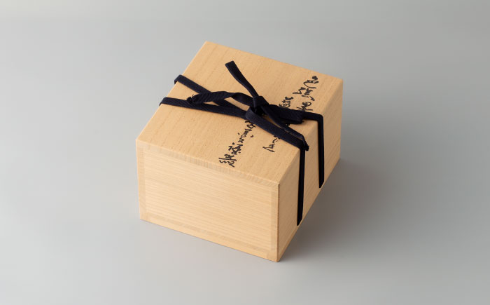 【有田焼】人間国宝十四代目今泉今右衛門作 色絵墨色・藍色墨はじき四季花文酒器セット / 佐賀県 / 今右衛門焼佐賀店有銘堂 [41AAAY003]