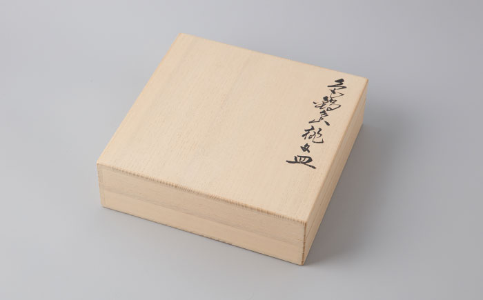 【有田焼】重要無形文化財 色鍋島桃文皿 / 佐賀県 / 今右衛門焼佐賀店有銘堂 [41AAAY019]