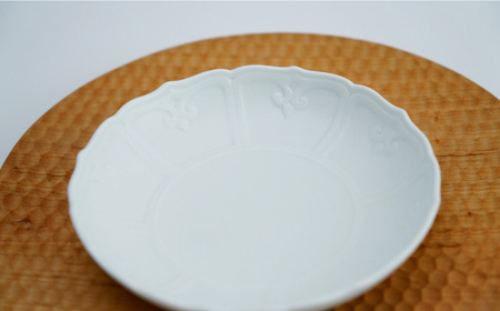 【有田焼】白マット輪花桔梗渕浅小鉢2点セット 約15cm / 食器 / 佐賀県 / 株式会社深海三龍堂 [41APAD009]