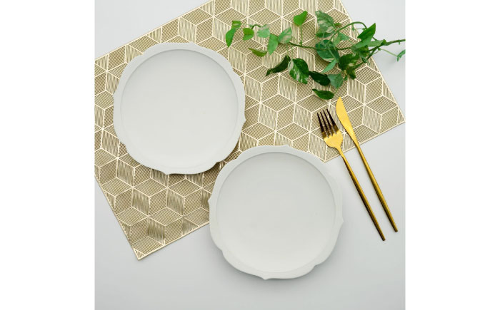 【有田焼】白マット輪花桔梗渕6.5寸皿＋丸リング箸置き（各2点セット） / 食器 / 佐賀県 / 株式会社深海三龍堂 [41APAD026]