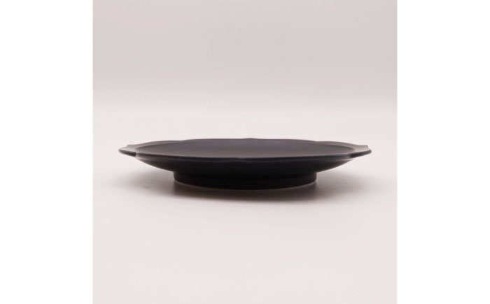 【有田焼】黒マット輪花桔梗渕6.5寸皿＋角リング箸置き（各2点セット） / 食器 / 佐賀県 / 株式会社深海三龍堂 [41APAD027]