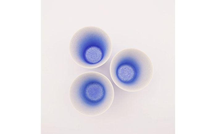 【有田焼】【真右エ門窯】藍染水滴フリーカップ（段付杯）桐箱入 / 酒器 / 佐賀県 / 株式会社深海三龍堂 [41APAD034]