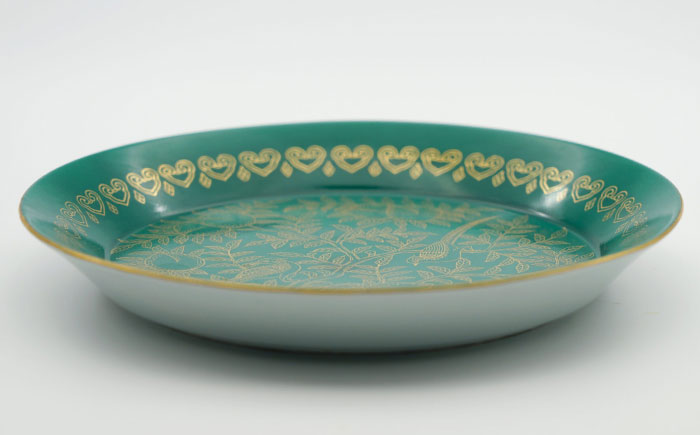 【有田焼】緑巻金彩桃絵 リム付6.5寸フラット皿 / 佐賀県 / 株式会社深海三龍堂 [41APAD041]