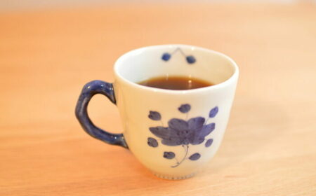 【ロマ佐賀】【有田焼】見込牡丹 マグカップペア / 食器 / 佐賀県 / 株式会社まるぶん [41APCD012]