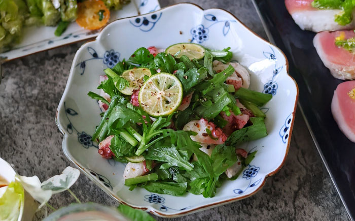 【ロマ佐賀】【有田焼】つる花唐草　和皿 / 焼き物 磁器 / 佐賀県 / 株式会社まるぶん [41APCD072]